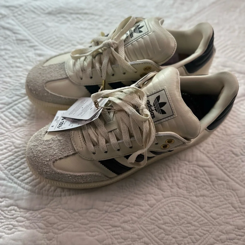 Adidas White and Black Sneakers Retro Style